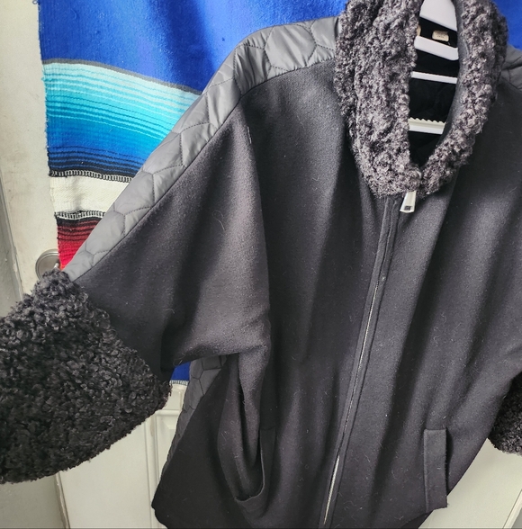 Venini Black Stylish Jacket with Quilted Sleeves and Sherpa Collar And Sleeves - Picture 2 of 4